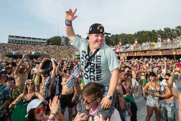 News Bilder des Tages Participant of Down the road tv serial, pictured during the first day of the second weekend of the Tomorrowland music festival, Friday 26 July 2019. The 15th edition of Tomorrowland electronic music festival takes place at the De Schorre terrain in Boom from 19 to 21 July 2019 and from 26 to 28 July 2019.  DAVIDxPINTENS 05633886