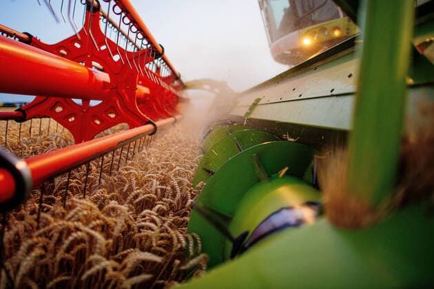 Bindersleben , 260719 , Weizenernte mit einem CLAAS Lexion 770 Mähdrescher Im Bild: Weizenernte mit einem CLAAS Lexion 770 Mähdrescher und einem Claas Axion 830 Traktor mit Umladewagen *** Bindersleben , 260719 , Wheat harvest with a CLAAS Lexion 770 combine harvester In the picture Wheat harvest with a CLAAS Lexion 770 combine harvester and a Claas Axion 830 tractor with transfer wagon