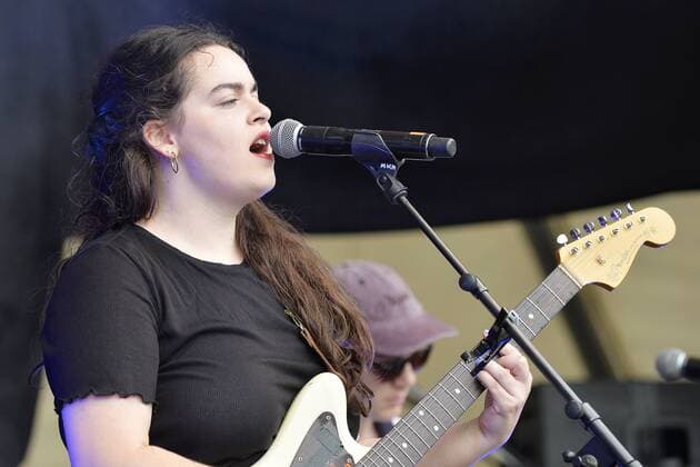 Musikfestival Heimspiel Knyphausen (26. - 28. Juli 2019), Konzert von Ilgen-Nur am 26. Juli 2019 Sängerin Ilgen-Nur Borali beim Musikfestival Heimspiel Knyphausen 2019 Eltville am Rhein Hessen Deutschland Draiser Hof