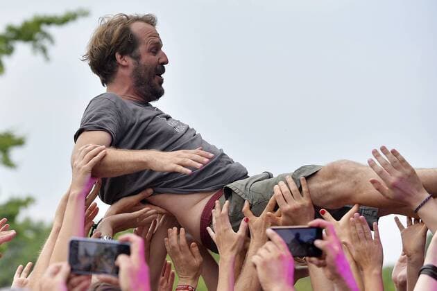 Musikfestival Heimspiel Knyphausen (26. - 28. Juli 2019), Konzert der Band Gurr am 26. Juli 2019 Gisbert zu Knyphausen, Gastgeber des Festivals, beim Stagediving während des Auftritts der Band Gurr beim Musikfestival Heimspiel Knyphausen 2019 Eltville am Rhein Hessen Deutschland Draiser Hof