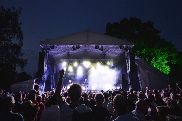 Musikfestival Heimspiel Knyphausen (26. - 28. Juli 2019), Konzert am 26. Juli 2019 Konzert der Band Tocotronicam 26. Juli beim Musikfestival Heimspiel Knyphausen 2019 . Im Hintergrund Sänger Dirk von Lotzow (Mitte) der Band Tocotronic an der Gitarre. Eltville am Rhein Hessen Deutschland Draiser Hof