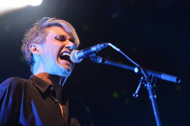Musikfestival Heimspiel Knyphausen (26. - 28. Juli 2019), Konzert der Band Tocotronic am 26. Juli 2019 Dirk von Lotzow, Sänger der Band Tocotronic beim Musikfestival Heimspiel Knyphausen 2019 Eltville am Rhein Hessen Deutschland Draiser Hof