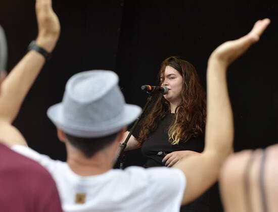 Musikfestival Heimspiel Knyphausen (26. - 28. Juli 2019), Konzert von Ilgen-Nur am 26. Juli 2019 Sängerin Ilgen-Nur Borali beim Musikfestival Heimspiel Knyphausen 2019 , im Vordergrund applaudiert ein Fan. Eltville am Rhein Hessen Deutschland Draiser Hof