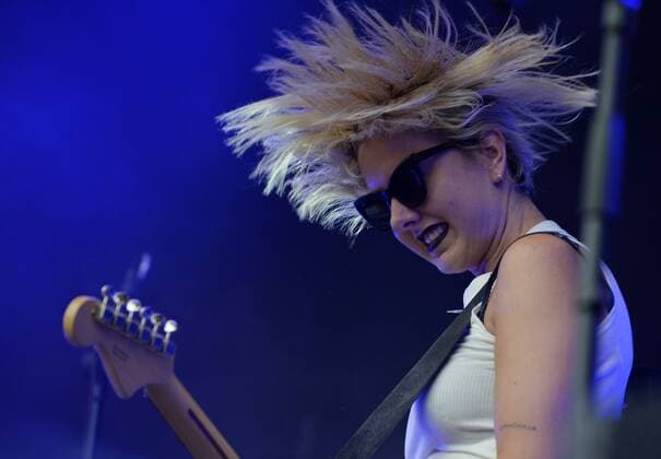 Musikfestival Heimspiel Knyphausen (26. - 28. Juli 2019), Konzert der Band Gurr am 26. Juli 2019 Laura Lee, Gitarristin und Sängerin der Band Gurr mit wilden Haaren beim Musikfestival Heimspiel Knyphausen 2019 Eltville am Rhein Hessen Deutschland Draiser Hof