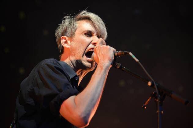 Musikfestival Heimspiel Knyphausen (26. - 28. Juli 2019), Konzert der Band Tocotronic am 26. Juli 2019 Dirk von Lotzow, Sänger der Band Tocotronic am Mikrofon beim Musikfestival Heimspiel Knyphausen 2019 Eltville am Rhein Hessen Deutschland Draiser Hof