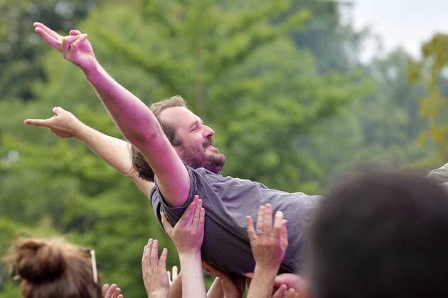 Musikfestival Heimspiel Knyphausen (26. - 28. Juli 2019), Konzert der Band Gurr am 26. Juli 2019 Gisbert zu Knyphausen, Gastgeber des Festivals, beim Stagediving während des Auftritts der Band Gurr beim Musikfestival Heimspiel Knyphausen 2019 Eltville am Rhein Hessen Deutschland Draiser Hof