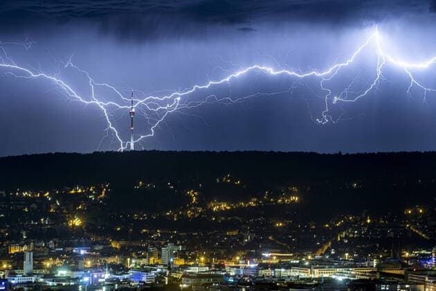 News Themen der Woche KW30 News Bilder des Tages Blitzspektakel über dem Stuttgarter Fernsehturm in der Nacht Stuttgart, Bismarckturm *** Lightning spectacle over the Stuttgart television tower in the night Stuttgart, Bismarck Tower Copyright: xSimonxAdomatx