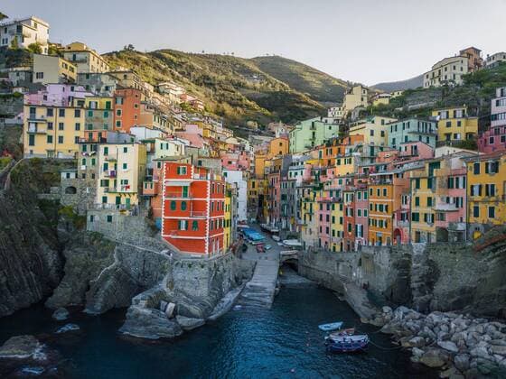 Ortsansicht, Riomaggiore, Luftaufnahme, bunte Häuser, Hafen, Cinque Terre, Ligurien, Italien, Europa *** Riomaggiore, aerial view, colorful houses, port, Cinque Terre, Liguria, Italy, Europe, local view, aerial photograph Copyright: imageBROKER LucaxRenner ibxlre04927998.jpg