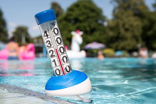 Hochsommer: ein Thermometer zeigt am 27.Juli 2019 in einem Freibad eine Wassertemperatur von 27 Grad Celsius an. Deutschland