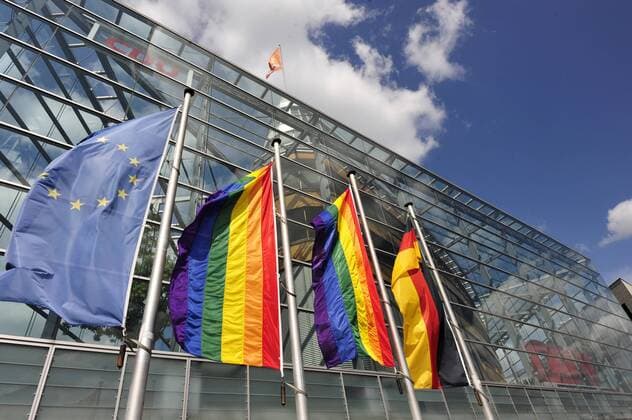 News Bilder des Tages An der CDU-Bundeszentrale, dem Konrad-Adenauer-Haus, sind zwei Regenbogenfahnen neben der Europafahne und der Deutschlandfahne geflaggt. Christopher Street Day Berlin