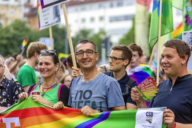 Entertainment Bilder des Tages News Bilder des Tages DEU, Deutschland, Baden-Württemberg, Stuttgart, 27.07.2019: Christopher Street Day in Stuttgart. Rund 7000 Parade-Teilnehmer feiern eine offene Gesellschaft, 94 Formationen machen mit, soviel wie noch nie. Sie demonstrieren unter dem Motto Mut zur Freiheit für Gleichberechtigung und Toleranz. Die Veranstalter sprechen von 175 000 Zuschauern. Cem Özdemir (Bündnis 90 Die Grünen .