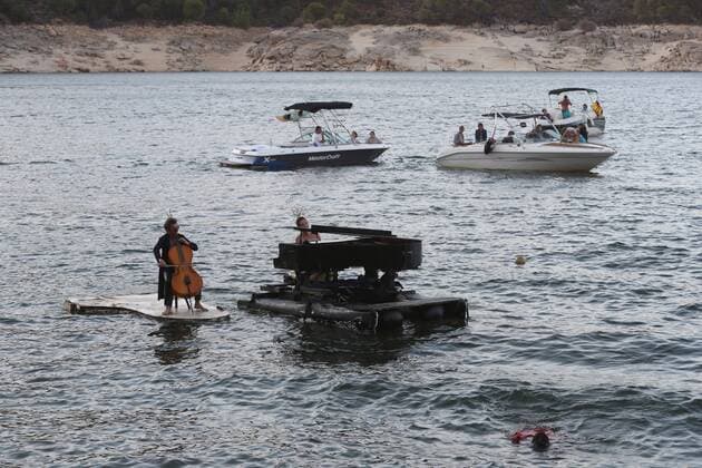 Musicians play at the waters of the San Juan dam, in Madrid, Spain, 27 July 2019, during the first of the fourth concerts of The Lake s Piano . First concert of The Lake s Piano in Madrid !ACHTUNG: NUR REDAKTIONELLE NUTZUNG!  Copyright: xKikoxHuescax(es-ES)x GRAF9686 20190727-636998614434998467