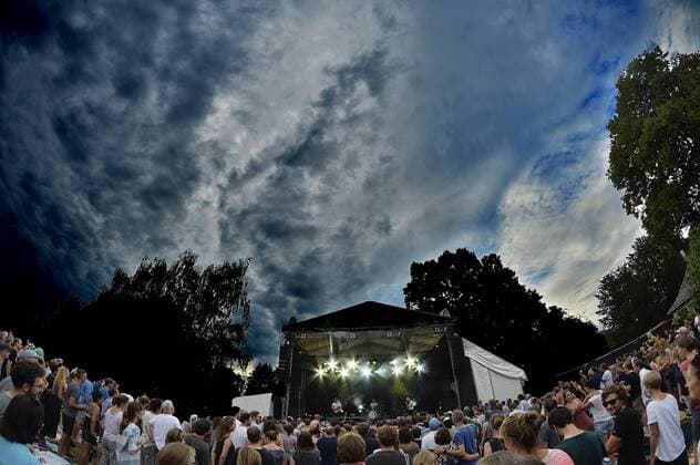 Musikfestival Heimspiel Knyphausen (26. - 28. Juli 2019), Konzert am 27. Juli 2019 Auftritt der Band ClickClickDecker (Click Click Decker) vor Fans in Fisheye-Optik beim Musikfestival Heimspiel Knyphausen 2019 . Der Himmel ist bewölkt und dramatisch gefärbt, ein Gewitter zieht heran. Eltville am Rhein Hessen Deutschland Draiser Hof
