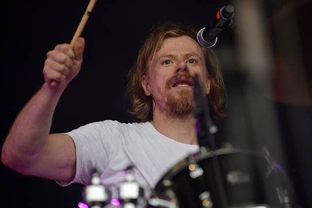 Musikfestival Heimspiel Knyphausen (26. - 28. Juli 2019), Konzert am 27. Juli 2019 Auftritt der Band ClickClickDecker (Click Click Decker) beim Musikfestival Heimspiel Knyphausen 2019 . Im Bild Schlagzeuger Sebastian Cleemann Eltville am Rhein Hessen Deutschland Draiser Hof