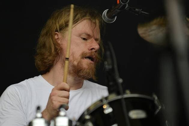 Musikfestival Heimspiel Knyphausen (26. - 28. Juli 2019), Konzert von clickclickdecker am 27. Juli 2019 Auftritt der Band ClickClickDecker (Click Click Decker) beim Musikfestival Heimspiel Knyphausen 2019 . Im Bild Schlagzeuger Sebastian Cleemann Eltville am Rhein Hessen Deutschland Draiser Hof
