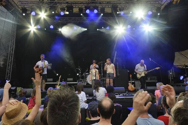 Musikfestival Heimspiel Knyphausen (26. - 28. Juli 2019), Konzert am 27. Juli 2019 Auftritt der Band ClickClickDecker (Click Click Decker) beim Musikfestival Heimspiel Knyphausen 2019 . Im Bild zwei Kinder der Bandmitglieder Kevin Hamann (li.) und von Schlagzeuger Sebastian Cleemann (hinten), die bei einem Song mit auf der Bühne stehen. Das Publikum applaudiert. Eltville am Rhein Hessen Deutschland Draiser Hof