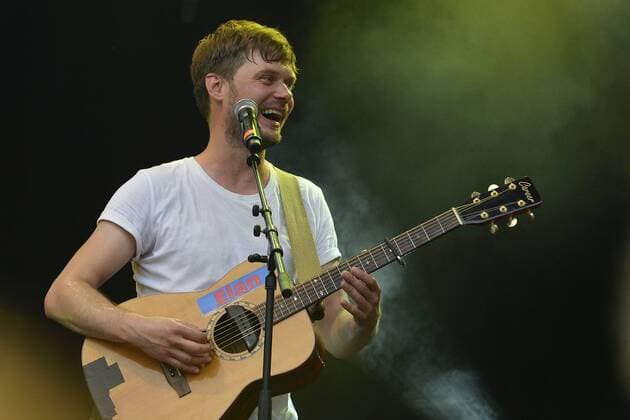 Musikfestival Heimspiel Knyphausen (26. - 28. Juli 2019), Konzert am 27. Juli 2019 Auftritt der Band ClickClickDecker (Click Click Decker) beim Musikfestival Heimspiel Knyphausen 2019 . Im Bild Sänger Kevin Hamann lachend. Eltville am Rhein Hessen Deutschland Draiser Hof