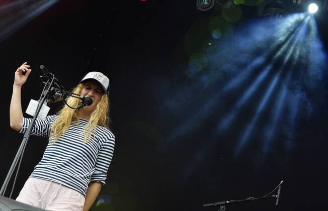 Musikfestival Heimspiel Knyphausen (26. - 28. Juli 2019), Konzert der Band Nullmillimeter am 27. Juli 2019 Auftritt der Band Nullmillimeter ( Null Millimeter ) beim Musikfestival Heimspiel Knyphausen 2019 . Im Bild Sängerin Naëma Faika am Mikrofon. Eltville am Rhein Hessen Deutschland Draiser Hof