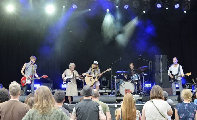 Musikfestival Heimspiel Knyphausen (26. - 28. Juli 2019), Konzert der Band Nullmillimeter am 27. Juli 2019 Auftritt der Band Nullmillimeter ( Null Millimeter ) beim Musikfestival Heimspiel Knyphausen 2019 . Im Bild Marcus Schneider (Gitarre), Frenzy Suhr (Bass), Sängerin Naëma Faika am Mikrofon, Lennart Wohlt (Schlagzeug), Gunnar Ennen (Gitarre), (v.l.n.r.). Eltville am Rhein Hessen Deutschland Draiser Hof