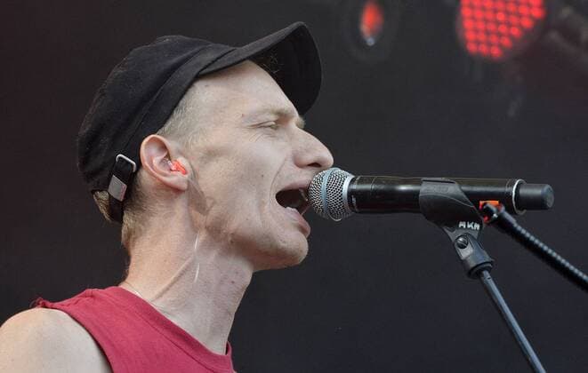 Musikfestival Heimspiel Knyphausen (26. - 28. Juli 2019), Konzert der Band Theodor Storm am 27. Juli 2019 Auftritt der Band Theodor Shitstorm beim Musikfestival Heimspiel Knyphausen 2019 . Im Bild Dietrich Brüggemann (Gesang Gitarre). Eltville am Rhein Hessen Deutschland Draiser Hof