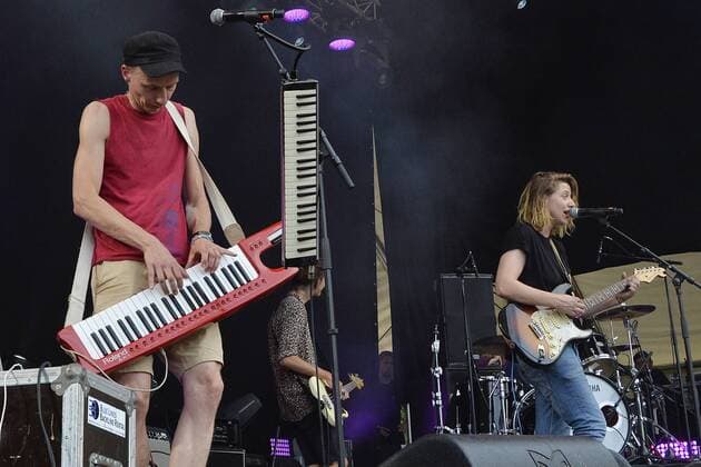Musikfestival Heimspiel Knyphausen (26. - 28. Juli 2019), Konzert der Band Theodor Storm am 27. Juli 2019 Auftritt der Band Theodor Shitstorm beim Musikfestival Heimspiel Knyphausen 2019 . Im Bild Desiree Klaeukens(Gesang Gitarre) (re.) und Dietrich Brüggemann (li.). Eltville am Rhein Hessen Deutschland Draiser Hof