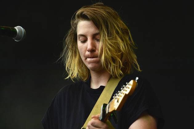 Musikfestival Heimspiel Knyphausen (26. - 28. Juli 2019), Konzert der Band Theodor Storm am 27. Juli 2019 Auftritt der Band Theodor Shitstorm beim Musikfestival Heimspiel Knyphausen 2019 . Im Bild Desiree Klaeukens(Gesang Gitarre). Eltville am Rhein Hessen Deutschland Draiser Hof