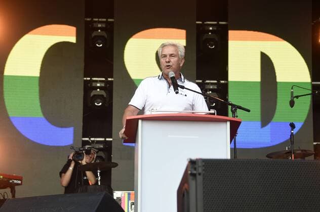 Klaus Wowereit beim 41. Christopher Street Day 2019 mit dem Motto Stonewall 50 - Jeder Aufstand beginnt mit deiner Stimme am Brandenburger Tor. Berlin, 27.07.2019 *** Klaus Wowereit at 41 Christopher Street Day 2019 with the motto Stonewall 50 Every uprising begins with your vote at Brandenburg Gate Berlin, 27 07 2019 Foto:xN.xKubelkax xFuturexImage