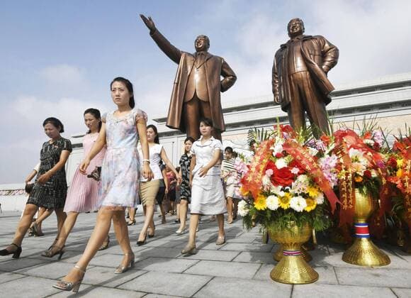 News Themen der Woche KW30 66th anniversary of Korean War armistice People are pictured after offering flowers at statues of former North Korean leaders Kim Il Sung (L) and Kim Jong Il at Pyongyang s Mansu Hill on July 27, 2019, the 66th anniversary of the suspension of open hostilities in the Korean War in 1953. 