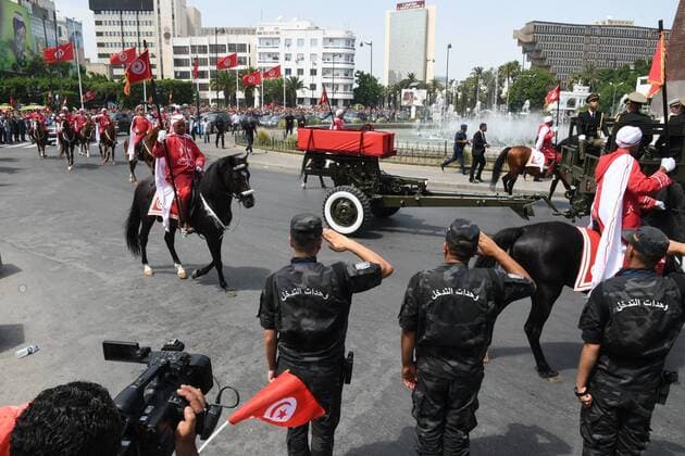 News Themen der Woche KW30 (190727) -- TUNIS, July 27, 2019 (Xinhua) -- Photo taken on July 27, 2019 shows the military procession accompanying the coffin of late Tunisian President Beji Caid Essebsi during his state funeral in Tunis, Tunisia. Tunisian people paid on Saturday their last tribute to the late President Beji Caid Essebsi, who passed away on Thursday morning at the age of 92. (Photo by Adele Ezzine Xinhua) TUNISIA-TUNIS-ESSEBSI-STATE FUNERAL 