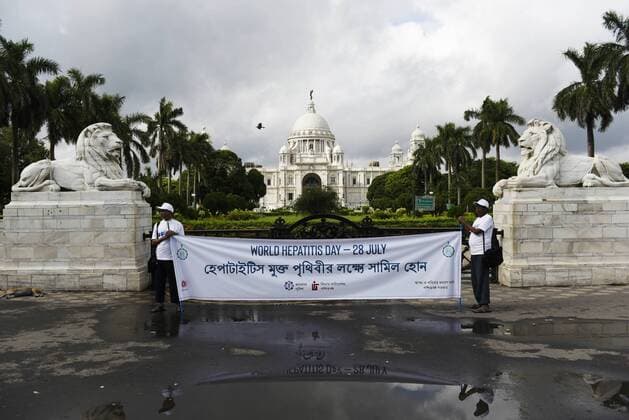 Welt-Hepatitis-Tag am 28. Juli July 28, 2019, Kolkata, India: People celebrates World Hepatitis Day in Kolkata, India on 28 July, 2019. ..World Hepatitis Day is observed 28 July every year which aims to raise global awareness. Kolkata India  - ZUMAn230 20190728_zaa_n230_024 Copyright: xIndranilxAdityax