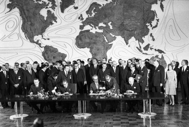 Besuch des sowjetischen Staats- und Parteichefs Leonid Breschnew 1973 DEU, Deutschland, Bonn: Der Besuch des sowjetischen Staats- und Parteichefs Leonid Breschnew in Bonn vom 18.-22.5.1973 war ein Schritt zur Entspannung des Ost-Westverhältnisses von Willy Brandt.AmTisch: Walter Scheel, Willy Brandt, Leonid Breschnew, Andrei Gromyko v.r.n.l..Vertrag über Zusammenarbeit . DEU, Germany, Bonn: The visit of the Soviet head of state and party Leonid Brezhnev to Bonn from 18 to 22 May 1973 was a step towards the easing of Willy Brandt s East-West relations. NRW