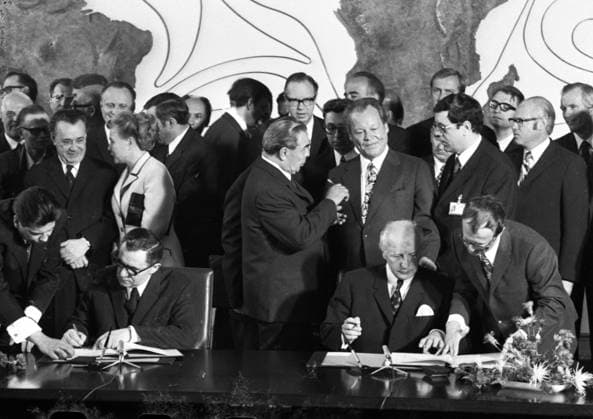 Besuch des sowjetischen Staats- und Parteichefs Leonid Breschnew 1973 DEU, Deutschland, Bonn: Der Besuch des sowjetischen Staats- und Parteichefs Leonid Breschnew in Bonn vom 18.-22.5.1973 war ein Schritt zur Entspannung des Ost-Westverhältnisses von Willy Brandt.Am Tisch bei der Unterzeichnung eines Vertrages ueber Zusammenarbeit. Walter Scheel, Andrei Gromyko von r. dahinter Willy Brandt, Leonid Breschnew von r. Mitte DEU, Germany, Bonn: The visit of the Soviet head of state and party Leonid Brezhnev to Bonn from 18 to 22 May 1973 was a step towards the easing of Willy Brandt s East-West relations. NRW