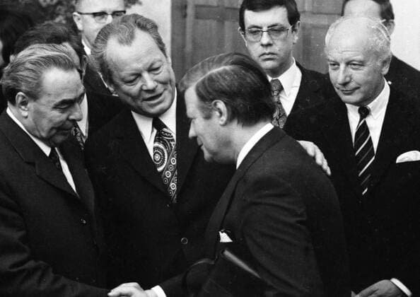Besuch des sowjetischen Staats- und Parteichefs Leonid Breschnew 1973 DEU, Deutschland, Bonn: Der Besuch des sowjetischen Staats- und Parteichefs Leonid Breschnew in Bonn vom 18.-22.5.1973 war ein Schritt zur Entspannung des Ost-Westverhältnisses von Willy Brandt.Leonid Breschnew, Willy Brandt, Helmut Schmidt, Walter Scheel von l.n.r. DEU, Germany, Bonn: The visit of the Soviet head of state and party Leonid Brezhnev to Bonn from 18 to 22 May 1973 was a step towards the easing of Willy Brandt s East-West relations. NRW