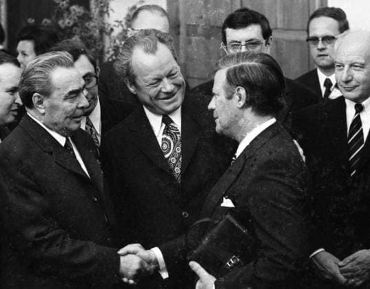 Besuch des sowjetischen Staats- und Parteichefs Leonid Breschnew 1973 DEU, Deutschland, Bonn: Der Besuch des sowjetischen Staats- und Parteichefs Leonid Breschnew in Bonn vom 18.-22.5.1973 war ein Schritt zur Entspannung des Ost-Westverhältnisses von Willy Brandt.Leonid Breschnew, Willy Brandt, Helmut Schmidt, Walter Scheel von l.n.r. DEU, Germany, Bonn: The visit of the Soviet head of state and party Leonid Brezhnev to Bonn from 18 to 22 May 1973 was a step towards the easing of Willy Brandt s East-West relations. NRW