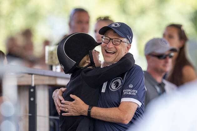 Entertainment Bilder des Tages Berlin - Global Jumping Berlin 2019, GATES Jennifer (USA), GATES Bill Berlin - Global Jumping Berlin 2019 umarmen sich nachdem Jennifer Gates den 5. Platz errang im CSI5* - Championat der Deutschen Kreditbank AG von Berlin Springprüfung mit Stechen, international 28. Juli 2019 Â© -