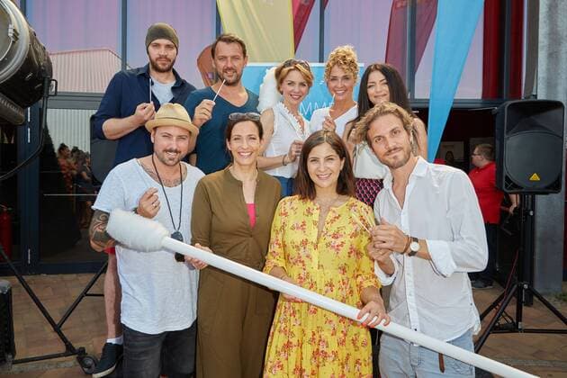 Felix von Jascheroff, Ulrike Frank, Chryssanthi Kavazi, Thaddaeus Meilinger (1.R.), Patrick Heinrich, Nils Schulz, Gisa Zach, Maria Wedig und Anne Menden (2.R.) - GZSZ-Stars unterstuetzen die DKMS Registrierungsaktion in Potsdam Babelsberg am 28.07.2019. GZSZ-Stars - DKMS-Aktion *** Felix of Jascheroff, Ulrike Frank, Chryssanthi Kavazi, Thaddaeus Meilinger 1 R, Patrick Heinrich, Nils Schulz, Gisa Zach, Maria Wedig and Anne Menden 2 R GZSZ star support the DKMS registration action in potsdam Babelsberg at 28 07 2019 GZSZ star DKMS action