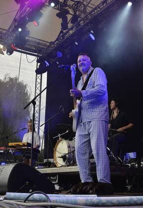 Musikfestival Heimspiel Knyphausen (26. - 28. Juli 2019), Konzert der Band Fortuna Ehrenfeld am 28. Juli 2019 Martin Bechler, Sänger der Band Fortuna Ehrenfeld (Mitte), Jenny Thiele (Keyboard, Gesang) (li.) und Paul Leonhard Weißert (re.), beim Musikfestival Heimspiel Knyphausen 2019 . Eltville am Rhein Hessen Deutschland Draiser Hof