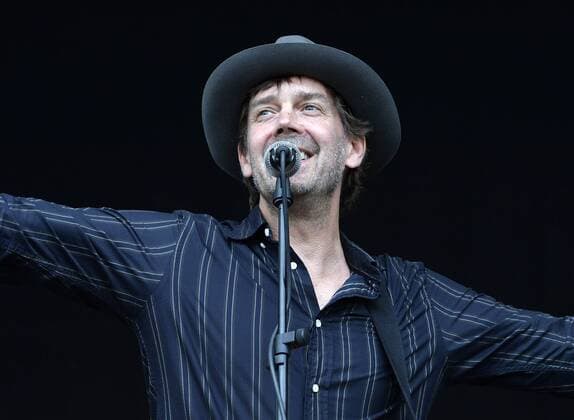 Musikfestival Heimspiel Knyphausen (26. - 28. Juli 2019), Konzert von Niels Frevert und Band am 28. Juli 2019 Niels Frevert (Mitte) und Band beim Musikfestival Heimspiel Knyphausen 2019 . Frevert breitet die Arme aus und lacht. Eltville am Rhein Hessen Deutschland Draiser Hof
