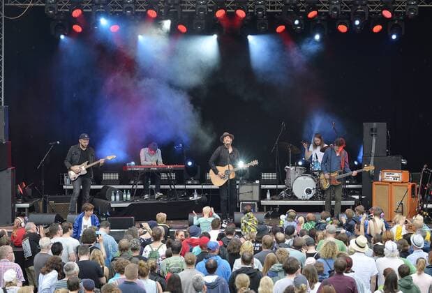 Musikfestival Heimspiel Knyphausen (26. - 28. Juli 2019), Konzert von Niels Frevert und Band am 28. Juli 2019 Niels Frevert (Mitte) und Band beim Musikfestival Heimspiel Knyphausen 2019 auf der Bühne vor Zuschauern. Zur Band gehören u.a. Stephan Gade (Bass, re.), Tim Lorenz (Schlagzeug, 2. .v.r.), Stefan Will (Piano, 2. v.l.) sowie ein weiterer Gitarrist (li.). Eltville am Rhein Hessen Deutschland Draiser Hof