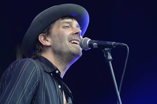 Musikfestival Heimspiel Knyphausen (26. - 28. Juli 2019), Konzert von Niels Frevert und Band am 28. Juli 2019 Niels Frevert (Mitte) und Band beim Musikfestival Heimspiel Knyphausen 2019 . Frevert singt am Mikrofon. Eltville am Rhein Hessen Deutschland Draiser Hof