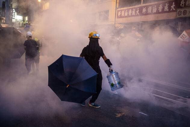 News Themen der Woche KW30 July 28, 2019, Hong Kong, China: A Protester is seen holding up an umbrella while he walks through tear gas during a protest in Hong Kong on July 28, 2019, Protester take to the streets of Hong Kong in Protest of Police violence and the extradition bill -- Protester clashes with police in the evening with police firing tear gas and rubber bullets to disperse protester Hong Kong China  - ZUMAn230 20190728_zaa_n230_556 Copyright: xVernonxYuenx