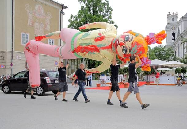 Entertainment Themen der Woche KW30 Entertainment Bilder des Tages Salzburger Festspiele 28.07.2019 Mitarbeiter tragen Teile fuer das Buehnenbild für die kommende Aufführung der Oper - Oedipe - zum Bühneneingang der Felsenreitschule, Hofstallgasse 1, Salzburg - (Inszenierung von Achim Freyer; Kulisse, Bühenausstattung) 28.07.2019 - *** Salzburger Festspiele 28 07 2019 Employees carry parts for the stage set, stage equipment for an upcoming performance to the stage entrance of the Felsenreitschule, Hofstallgasse 1, Salzburg 28 07 2019