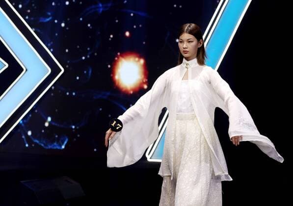 (190729) -- SHANGHAI, July 29, 2019 -- A contestant competes during the 14th China Super Model Final Contest in Shanghai, east China, July 28, 2019. ) CHINA-SHANGHAI-SUPER MODEL CONTEST-FINAL (CN) LiuxYing 