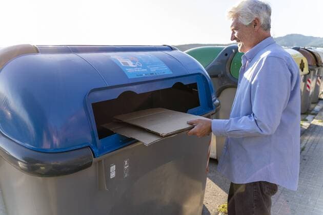 IMAGO Creative: Klimawandel - Grüne Erholung Senior man recycling cardboard in paper bank model released Symbolfoto  AFVF03455