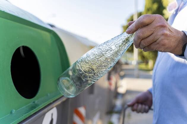 IMAGO Nature: Unsere Erde, Umweltverträgliche Herausforderungen des 21. Jahrhunderts, Recycling Close-up of man putting bottle into bottle bank model released Symbolfoto  AFVF03456