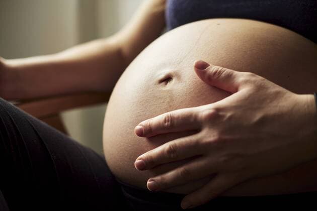 Pregnant woman, hand on baby belly model released Symbolfoto property released  BZF00485
