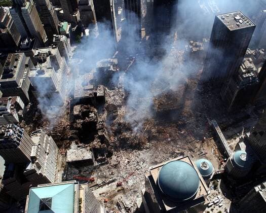 IMAGO History, AnschlÃ¤ge vom 11. September aus New York und Washington D.C 20 Jahre AnschlÃ¤ge vom 11. September: World Trade Center Ground Zero New York City N.Y. (Sept. 17 2001) -- An aerial view shows only a small portion of the crime scene where the World Trade Center collapsed following the Sept. 11 terrorist attack. Surrounding buildings were heavily damaged by the debris and massive force of the falling twin towers. Clean-up efforts are expected to continue for months. U.S. Navy photo Copyright: xPhoto12 AnnxRonanxPicturexLibraryx ARP11A03240