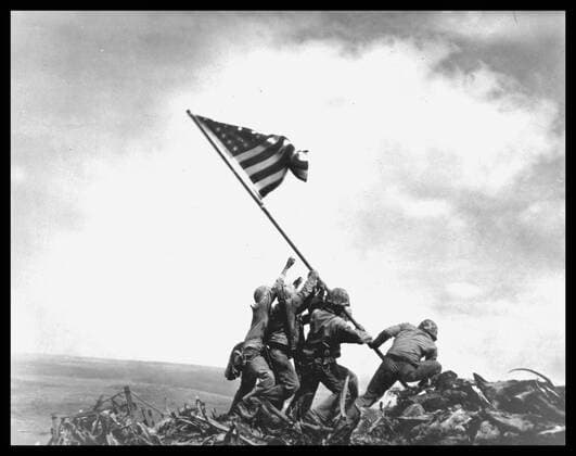 Ikonische Bilder der Zeitgeschichte Flag raising on Iwo Jima. Flag raising on Iwo Jima. Left to right: Pvt 1st class Ira H. Hayes; Pvt 1st class Franklin Sousley, (KIA); Sgt Michael Stank, (KIA), Pharmacist Mate 2 c John H Bradley; Pvt 1st class Rene A. Gagnon and Cpl Harlon H Block, (KIA). Copyright: xPhoto12 AnnxRonanxPicturexLibraryx ARP17A02313
