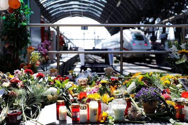 News Themen der Woche KW31 News Bilder des Tages 30.07.2019, xmkx, Lokal Frankfurt Trauer nach toedlicher Gleis-Attacke am Hauptbahnhof, v.l. Blumen, Menschen, Gedenken, Trauer, Frankfurt am Main Hessen Deutschland (DE) Hauptbahnhof *** 30 07 2019, xmkx, Lokal Frankfurt Trauer nach leedlicher Gleis Attacke am Hauptbahnhof, v l flowers, people, commemoration, mourning, Frankfurt am Main Hessen Germany DE Hauptbahnhof