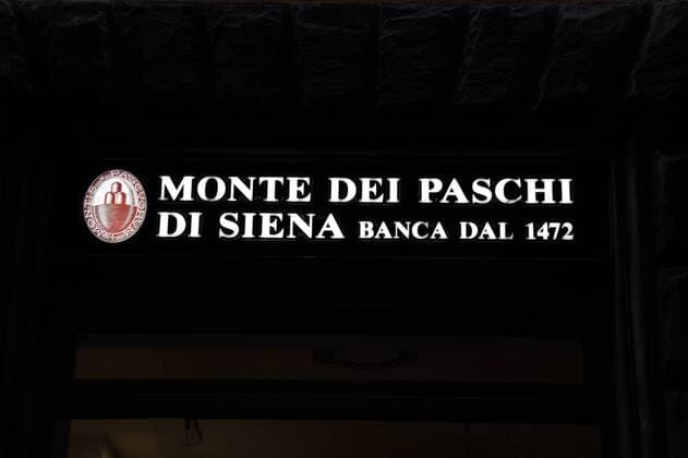 Italien, Siena, 23.07.2019 Die Banca Monte dei Paschi di Siena S.p.A. ist eines der groeßten Kreditinstitute Italiens und gilt als die aelteste noch existierende Bank der Welt. Die Bankzentrale residiert im Palazzo Salimbeni im Zentrum von Siena in der Toskana. Foto: die Banca Monte dei Paschi di Siena bei Nacht Banca Monte Dei Paschi di Siena *** Italy, Siena, 23 07 2019 Banca Monte dei Paschi di Siena S p A is one of the largest banks in Italy and is considered the oldest bank in the world The banks headquarters are located in Palazzo Salimbeni in the centre of Siena in Tuscany Photo Banca Monte dei Paschi di Siena at night Banca Monte Dei Paschi di Siena